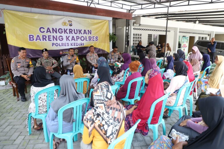 Kapolres Kediri Gelar Cangkrukan Kamtibmas Warga Kandangan Sambut Antusias