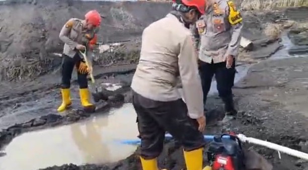 Polda Jatim Bantu Bersihkan Endapan Lahar Dingin Pasca Erupsi Gunung Semeru