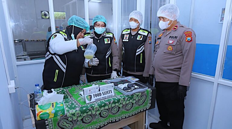 Tim Dokkes Polres Magetan Uji Food Safety di SPPG Poncol