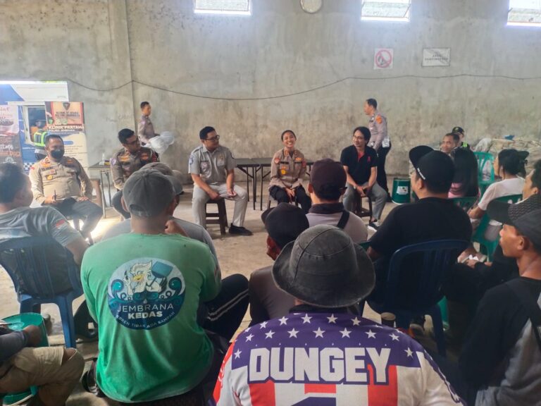 Dekatkan Layanan Polri, Kapolres Jembrana Temui Pengemudi Sampah Roda Tiga di Jumat Curhat