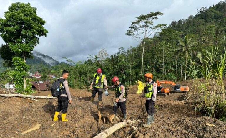Unit K9 Polda Jateng Sukses Identifikasi Titik Penemuan Korban Bencana di Pandanarum