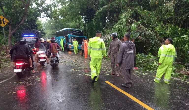 Polres Jembrana Gerak Cepat Tangani Dampak Hujan Deras di Melaya