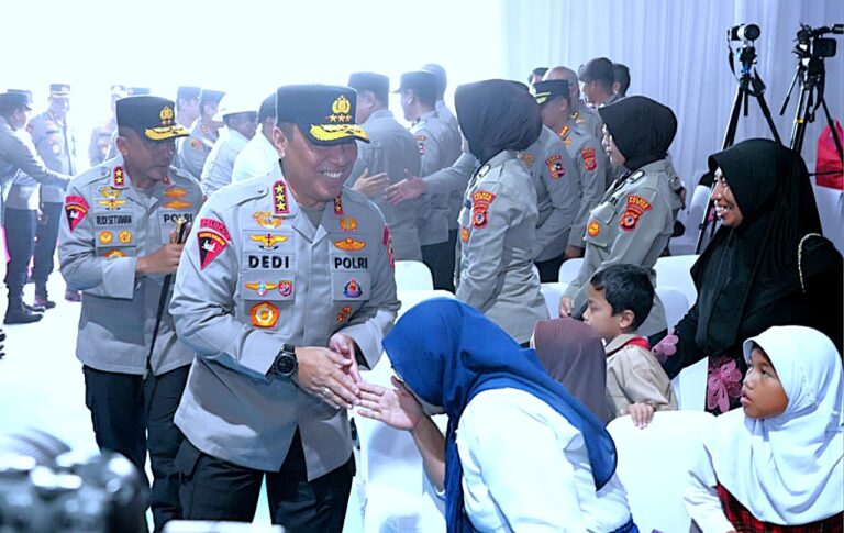 Wakapolri Berikan Santunan dan Bakti Sosial Kepada Warga Sekitar SMA Kemala Taruna Bhayangkara Bogor