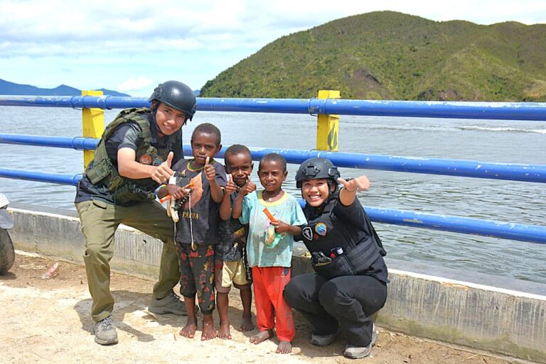 Sentuhan Humanis Personel Satgas Ops Damai Cartenz Bersama Masyarakat dan Anak-Anak di Paniai