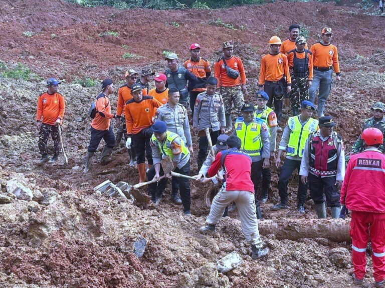 Polri Kerahkan 155 Personel, 4 Anjing Pelacak, dan Perkuat Operasi SAR Longsor Cibeunying 21 Warga Tertimbun
