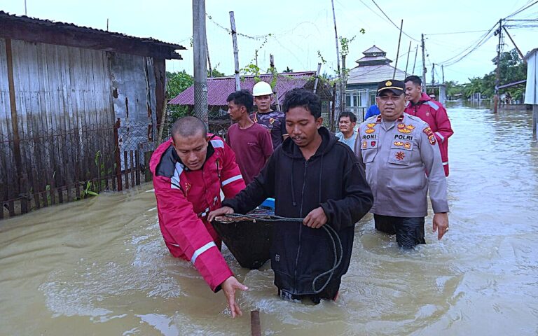 Polri Bantu Warga di Sejumlah Pemukiman Yang Terdampak Banjir di Batuphat Barat
