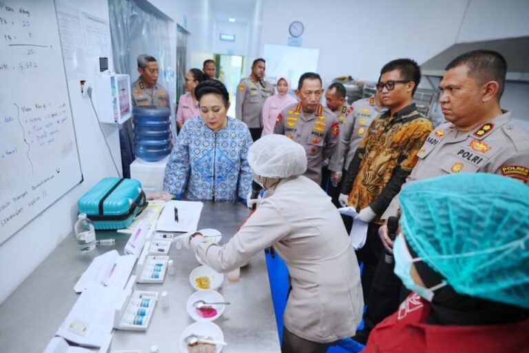 Kapolri dan Ketua Komisi IV DPR Tinjau SPPG YKB Polres Karanganyar, Dukung Penuh Program MBG