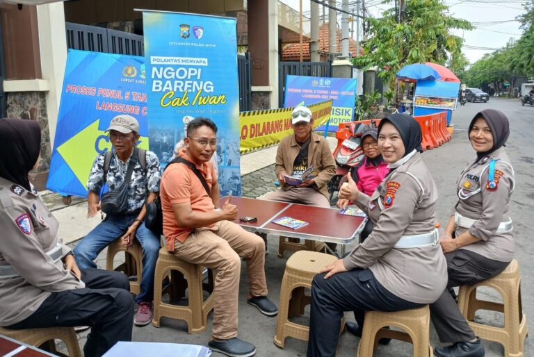 Ditlantas Polda Jatim Ngopi Bareng Warga Sosialisasi Tertib Lalin di Operasi Zebra Semeru