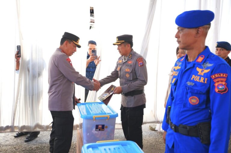 Wujud Empati, Kapolri Beri Bantuan kepada Anggota Polri Korban Bencana di Sumbar