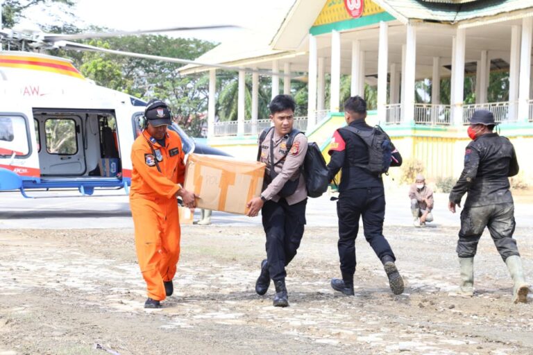 Helikopter AW169 Polri Distribusikan 348 Kg Logistik Kemanusiaan untuk Korban Bencana di Aceh Tamiang