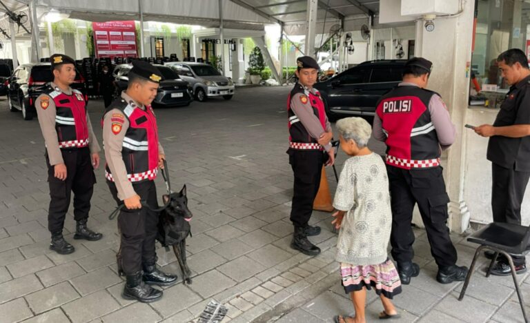 Ops Lilin Semeru Polda Jatim Libatkan Unit K9 Ditsamapta Laksanakan Patroli dan Sterilisasi Gereja