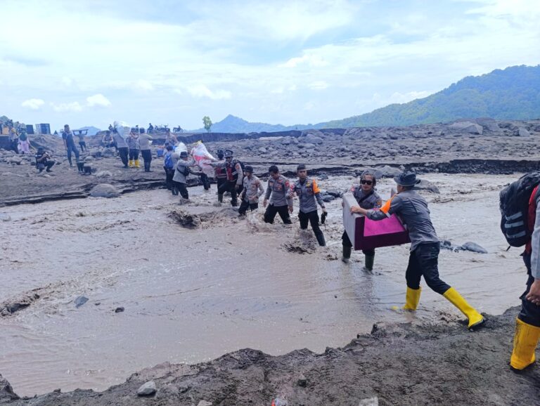 Personel Gabungan Polda Jatim Lakukan Aksi Kemanusiaan Pascabanjir Lahar Semeru di Lumajang
