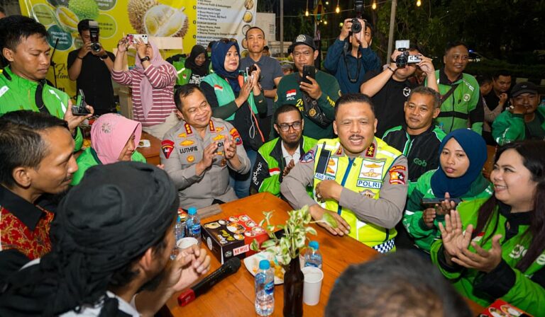 Kakorlantas Ngopi Bareng Driver Ojol Surabaya Sampaikan Pesan Kapolri