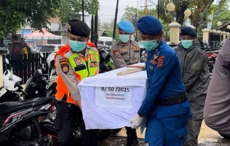 Penuh Duka dan Penghormatan, Polda Sumbar Antar 24 Korban Bencana ke Peristirahatan Terakhir