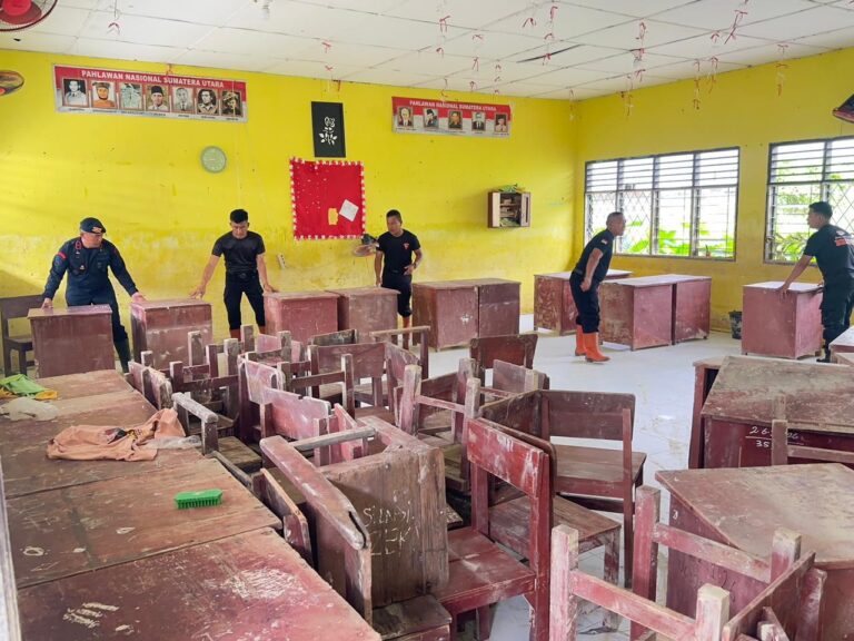 Polri Peduli Pendidikan, Pulihkan Fasilitas Pendidikan di SMA Negeri 1 Tanjung Pura Pascabanjir