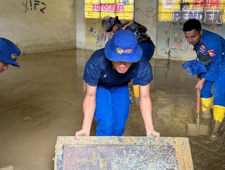 Korpolairud Baharkam Polri Lakukan Normalisasi Sekolah Terdampak Lumpur di Padang Pariaman