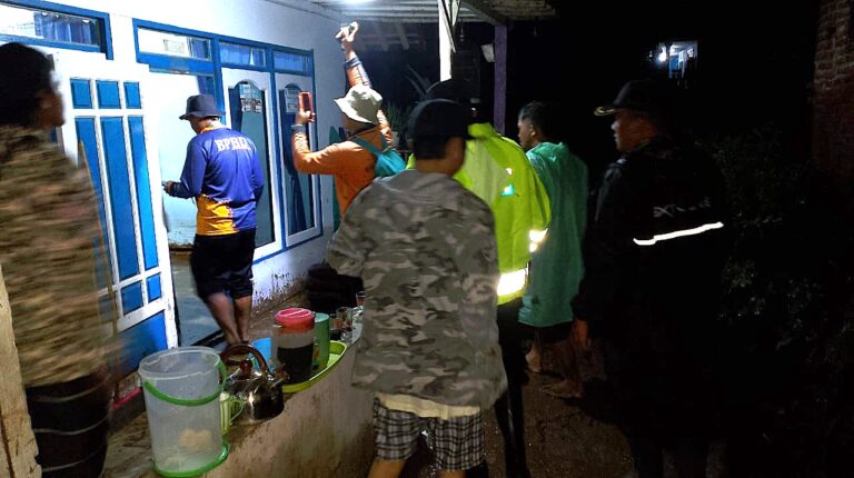 Polres Probolinggo Gerak Cepat Bantu Warga Terdampak Banjir di Tiris