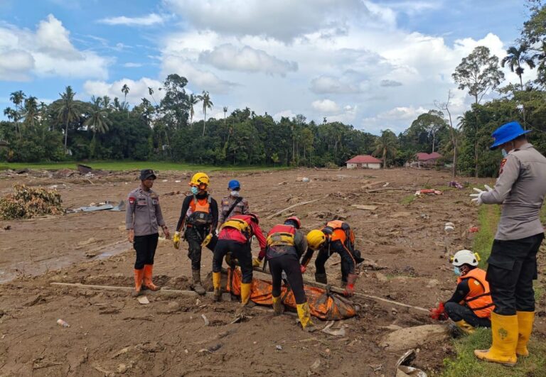 Update Penanganan Bencana Sumbar: Polri Percepat Pencarian dan Identifikasi Jenazah