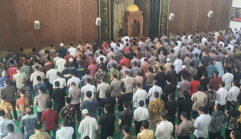 Polda Jatim Gelar Shalat Ghaib untuk Korban Bencana di Aceh Sumatera