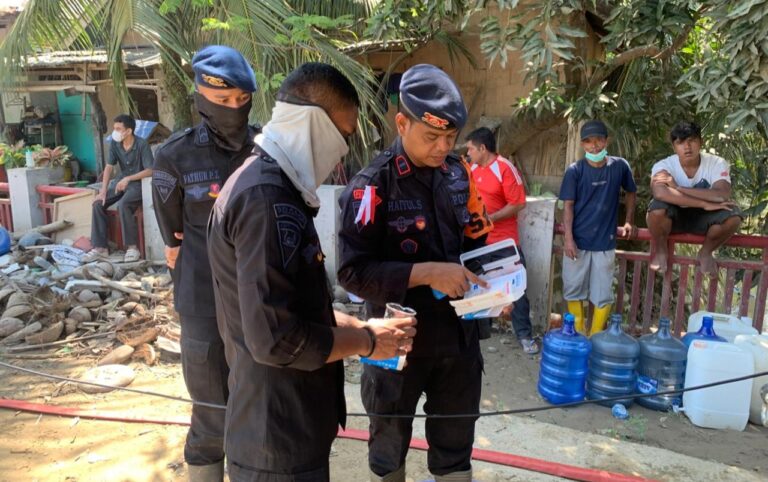 Polri Salurkan Air Bersih dan Bagikan Masker untuk Warga Terdampak Banjir di Nagan Raya