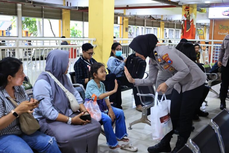 Sapa Humanis Polwan Polresta Sidoarjo Patroli Dialogis di Terminal Purabaya