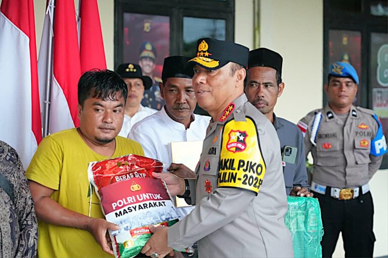 Polri Salurkan Bantuan dan Kerahkan Alat Berat untuk Percepat Pemulihan Banjir di Aceh Utara