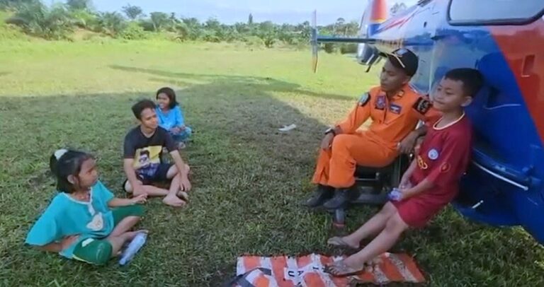 Kru Helikopter Polri Dampingi Warga di Tengah Bencana, Anak-Anak Aceh Tamiang Jadi Sumber Semangat