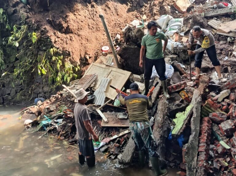 Pasca Tembok Rumah Ambrol, Pak Bhabin Bersama Warga Kerja Bakti Cegah Banjir dan Longsor Susulan