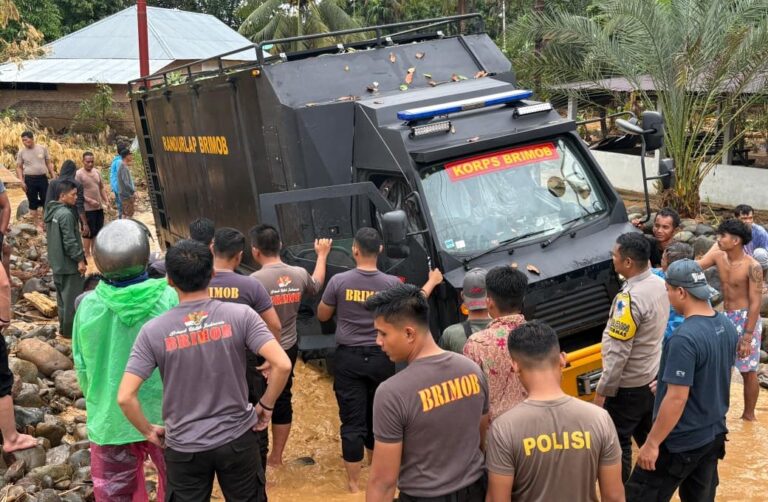 Polri Kirim Bantuan dan Layanan Medis Ke Daerah Terisolir di Sumatera