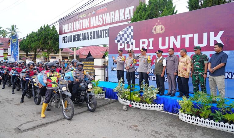 Wakapolri Tinjau Penyaluran Bantuan Polri untuk Warga Terdampak Bencana di Padang Pariaman