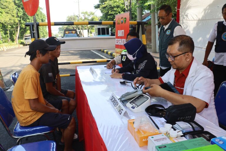Polres Pelabuhan Tanjungperak Cek Kesehatan Gratis Pengemudi Angkutan Umum dan Ojol