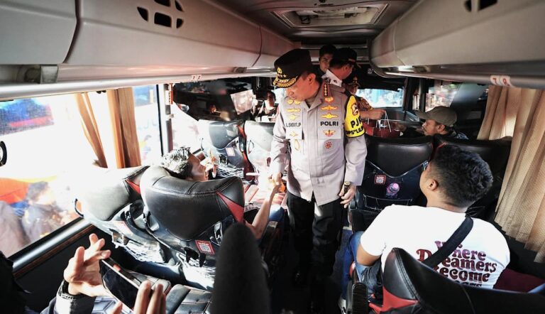 Tinjau Terminal Pulo Gebang, Kapolri Tekankan Utamakan Keselamatan Penumpang