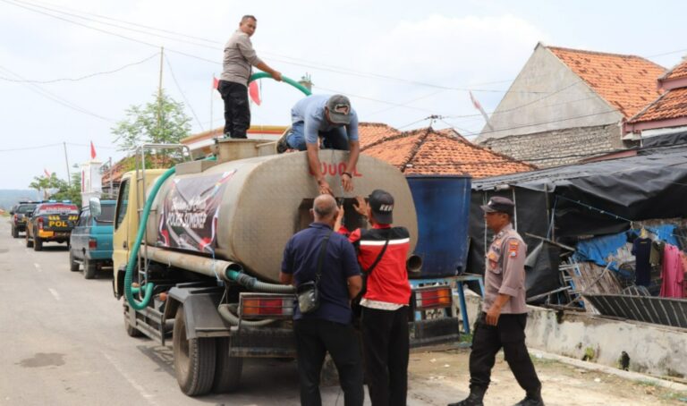 Polres Sumenep Salurkan Bantuan Air Bersih untuk Warga Desa Pinggirpapas