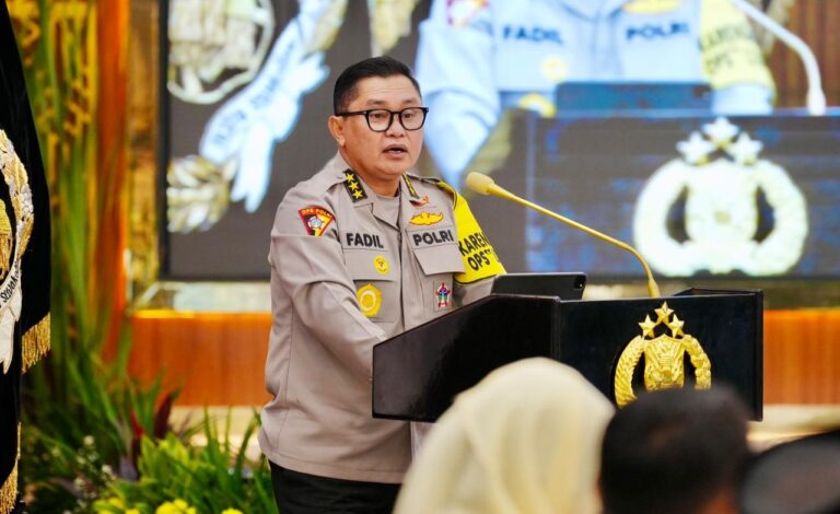 Berantas Kejahatan Transnasional, Polri Tangkap dan Serahkan 14 Buron Interpol Red Notice