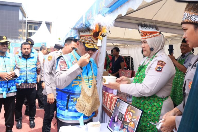 Wakapolri Tinjau UMKM, Bakes, dan Pembagian Perlengkapan Sekolah Usai Apel Mitra Kamtibmas di Papua
