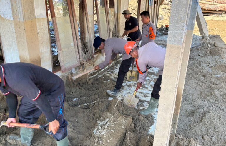 Brimob Sumut Hadir untuk Negeri: Dari Pembersihan Rumah Ibadah Hingga Pemasangan Jaringan Internet untuk Warga Garoga