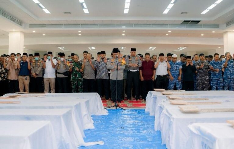 Kapolda Sumbar Pimpin Shalat Jenazah 24 Korban Banjir di Masjid Raya Al Minangkabawi
