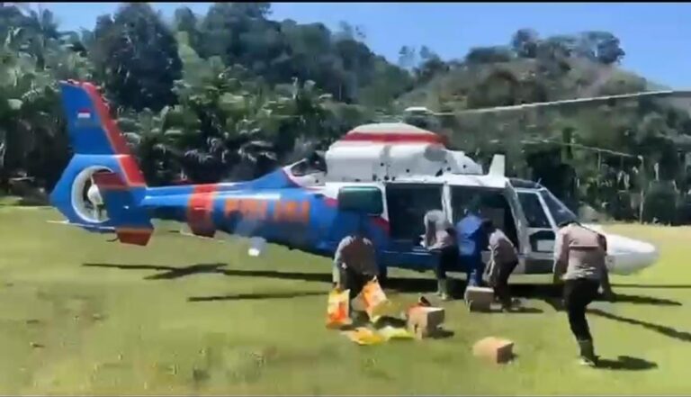 Polri Kirim Logistik Lewat Udara ke Palambayan, Dukung Penanggulangan Banjir Sumatera Barat