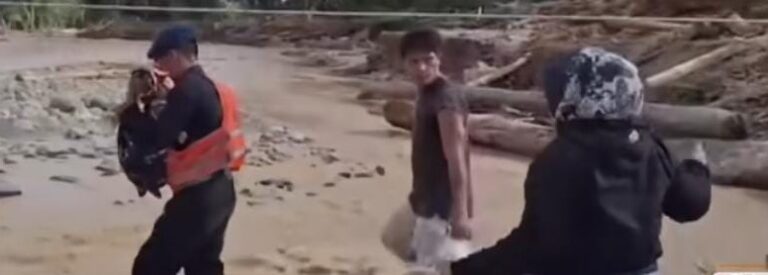 Aksi Heroik Brimob Gendong Bayi Seberangi Jembatan Nyaris Roboh di Tapanuli Selatan