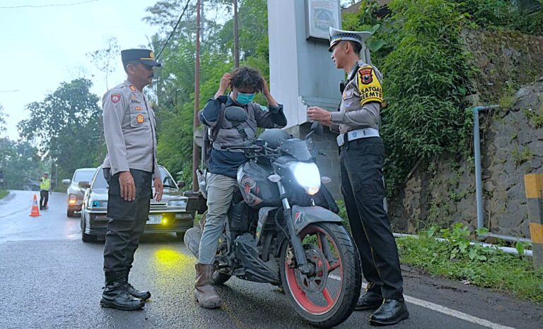 Polres Malang Bagikan Masker ke Pengendara di Perbatasan Lumajang Dampak Erupsi Semeru