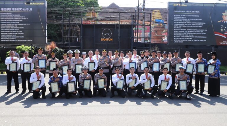 Kapolresta Malang Kota Berikan Penghargaan ke 33 Personil Polresta Malang Kota Yg Berdedikasi dan Berprestasi