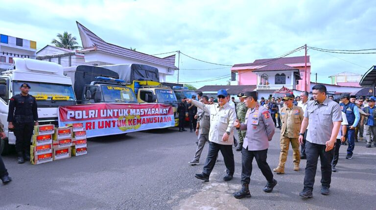 Kapolri Dampingi Presiden Cek Lokasi Pengungsian Korban Banjir di Tapanuli Tengah