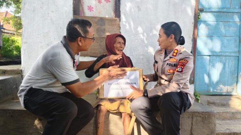 Polres Jembrana Gelar Program Minggu Kasih, Kapolres Serahkan Bingkisan kepada Warga Lansia di Gilimanuk