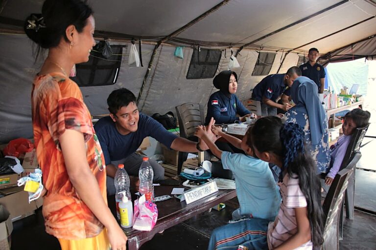 Antisipasi ISPA Pascabanjir, Posko Kesehatan Polri Aktif Layani Masyarakat Aceh Tamiang