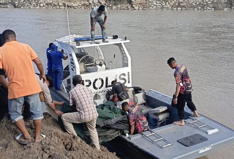 Polri Siagakan Swam Boat di Kutablang Bireuen, Bantu Mobilitas Warga Pascabencana