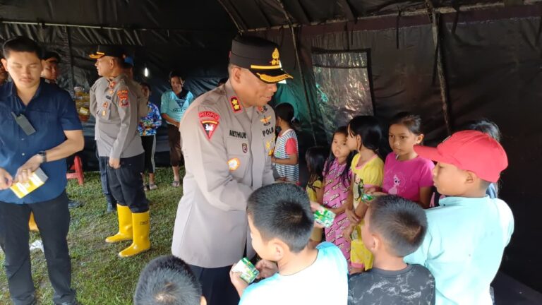 Sentuhan Kepedulian: Polres Humbahas Berikan Trauma Healing bagi Anak Korban Bencana