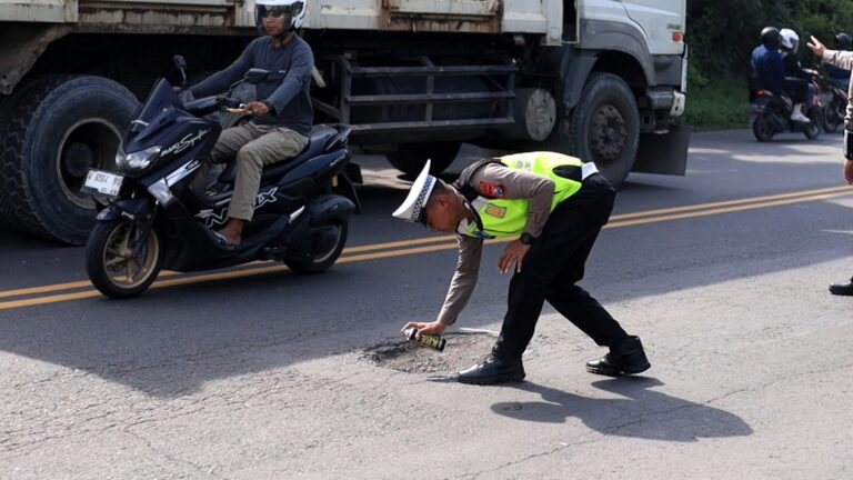Jelang Nataru, Polres Gresik Tandai Jalan Berlubang Untuk Keselamatan Pengendara