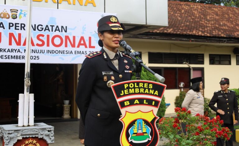 Peringati Hari Ibu ke-97, Kapolres Jembrana Beri Penghargaan Personel Berprestasi