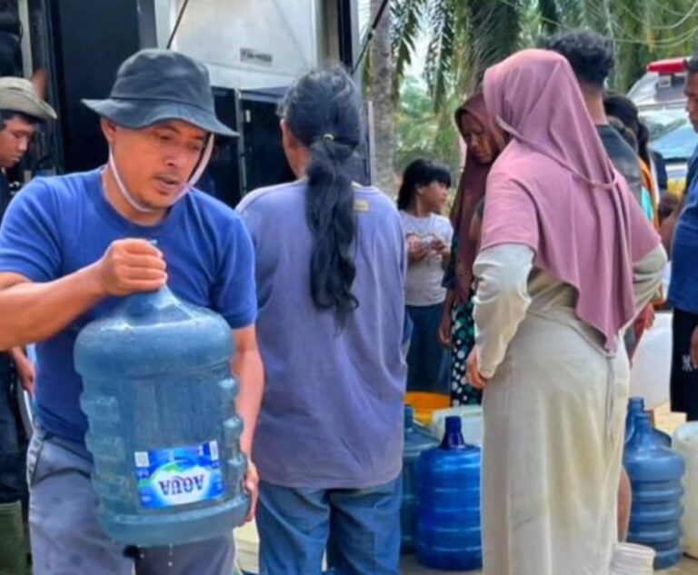 Polri Hadirkan Air Bersih Warga Terdampak Bencana Banjir di Sumatera