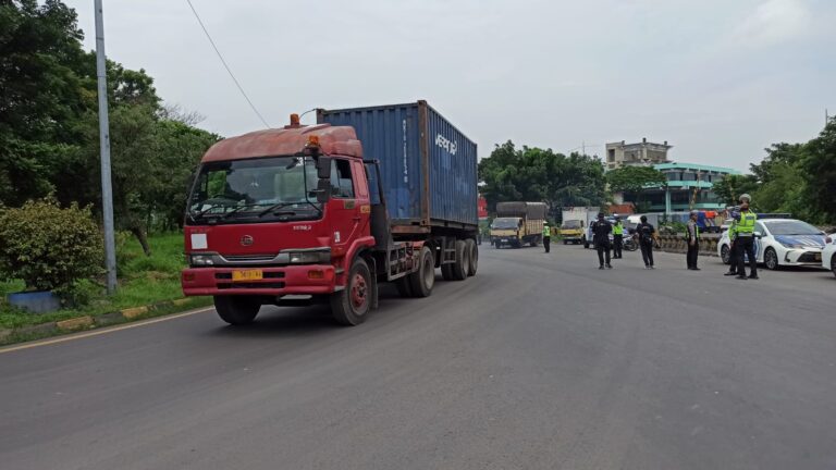 Ops Lilin Semeru Ditlantas Polda Jatim Batasi Operasional Angkutan Barang Saat Nataru